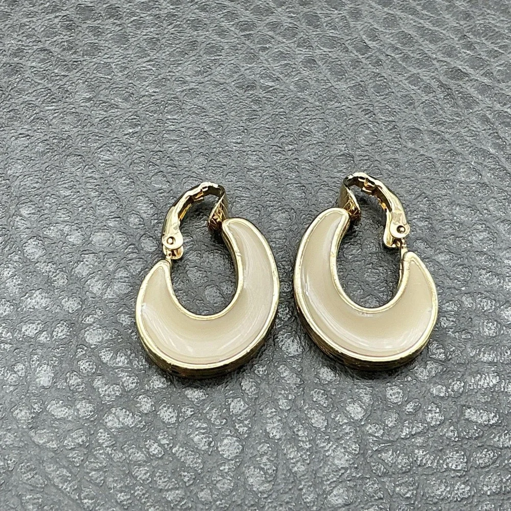Avon Gold Tone Enamel Hoop Earrings Reversible‎ Brown Cream Clip On Small Huggie